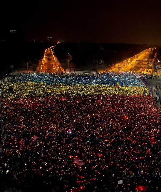 Manifestations en Roumanie pour demander la démission du gouvernement Grindeanu. © Twitter